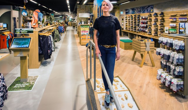 Anita Vedder binnen het 700 vierkante meter grote filiaal van Bever.
