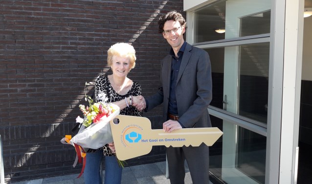 Martijn Ketelaar, ontwikkelingsmanager Het Gooi en Omstreken, en mevrouw Van Wijk,