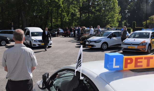 Eerbetoon aan overleden collega.