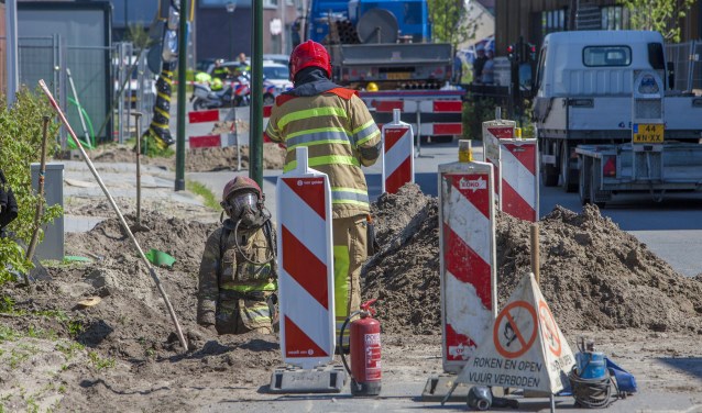 De brandweer aan de slag bij het gaslek.
