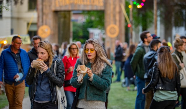Aan tafel eten of gewoon lekker uit de hand; het kan van vrijdag tot en met zondag als het foodtruckfestival plaatsvindt in Hilversum.