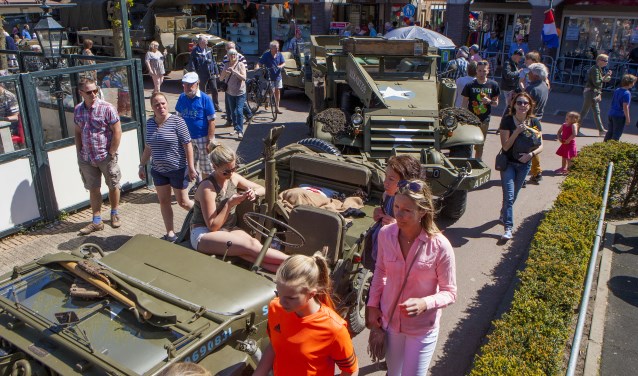 De oude legervoertuigen stonden vanmiddag in en rondom Winkelcentrum Oostermeent.