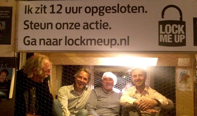 Eerder liet ook voormalig wethouder Tijmen Smit (r) zich opsluiten.