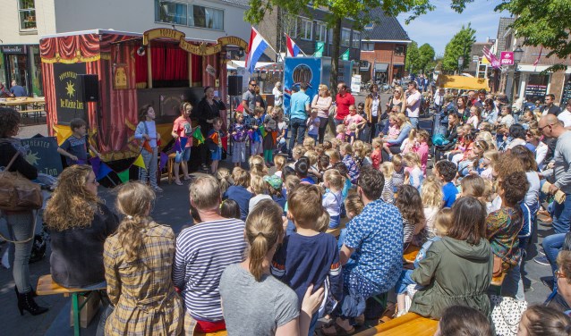 De poppenkastvoorstellingen trokken veel publiek.