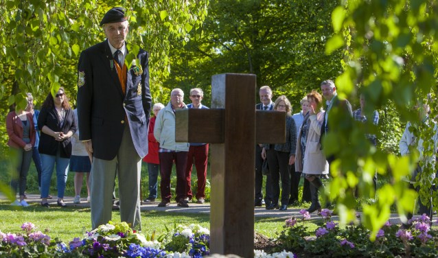 Een veteraan staat stil bij de gevallenen bij het Verzetsmonument in het Warandepark.