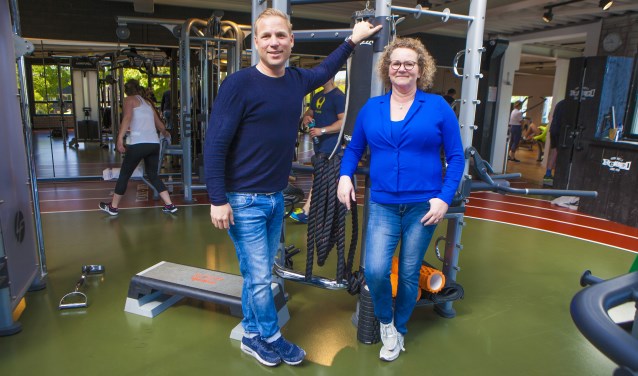 Frank Wolfs en Pauline Rebel in de sportschool waar de kinderen straks aan de slag gaan met lekker bewegen.