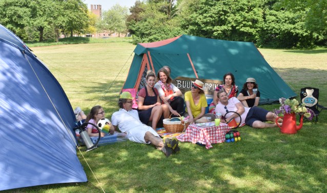 Het organisatieteam van de buurtcamping neemt een voorproefje.