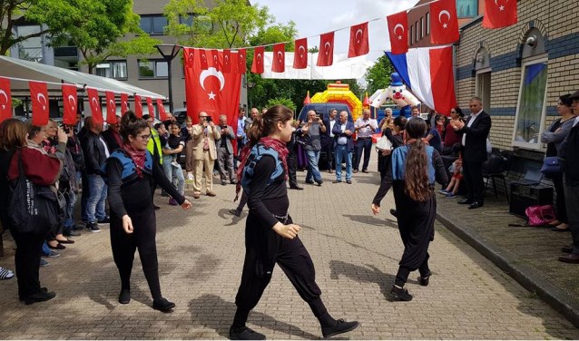 Het is zondag feest bij de moskee en iedereen is welkom.