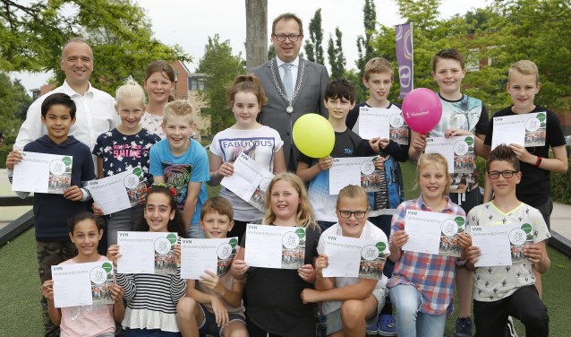 Leerlingen van de Mariaschool met hun diploma.