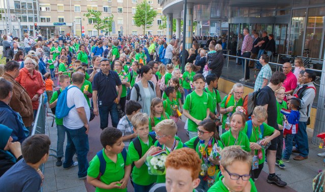 Op de laatste avond, 31 mei, wordt weer een defilé gehouden langs het gemeentehuis.