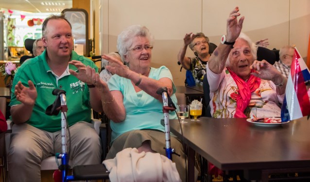 Bewoners van Gooizicht genoten van de show verzorgd door de vrijwilligers van MZS.