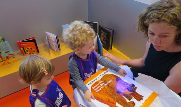 De kinderen van Poppins' kregen van de bibliotheek het boek 'Brown bear, brown bear, what do you see' cadeau.