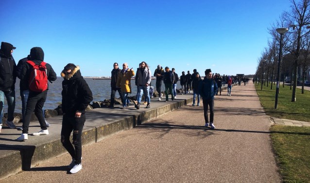 De nieuwe IJburgers bezochten IJburg reeds. Hier lopen ze op de Bert Haanstrakade.