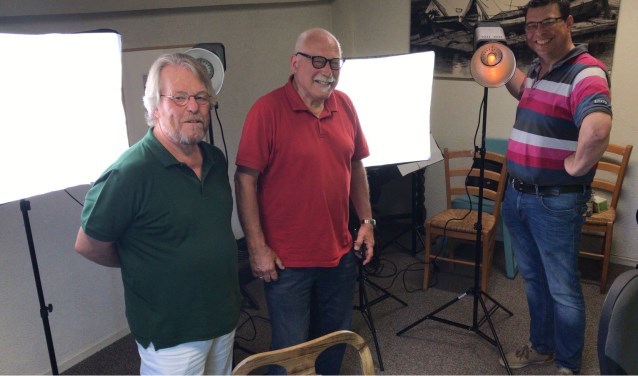 Van links naar rechts: Peter Peeters, fotograaf van het Huizer Museum, Bert Rowold en Frank Bakker van de fotoschool.
