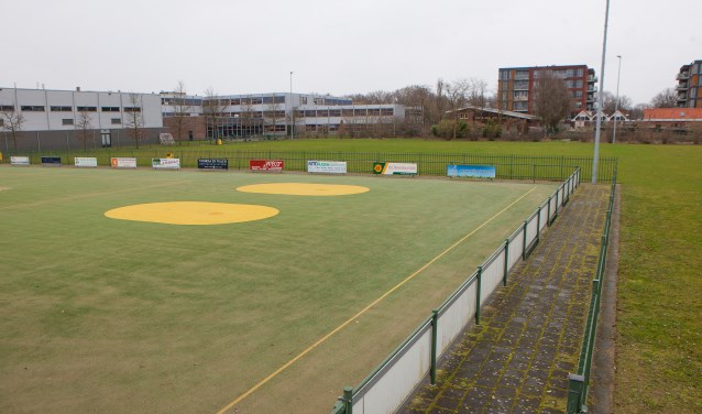 Een deel van de sportvelden mag worden 'ingepikt' om de verbouwing van de school mogelijk te maken.