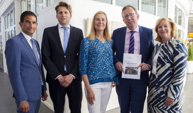 Onderhandelaars Maarten Hoelscher, Rutger Rebel, Jessica Prins en Marlous Verbeek met Erwin Ormel.