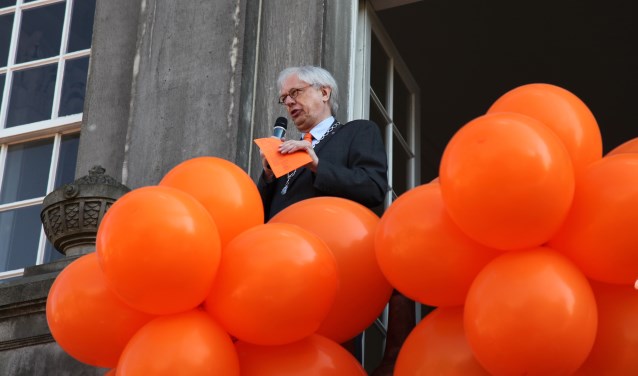 De waarnemend burgemeester is in Weesp in zijn element.