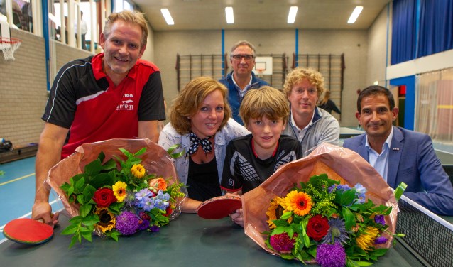Teun (midden) werd gehuldigd door wethouder Maarten Hoelscher (rechts).