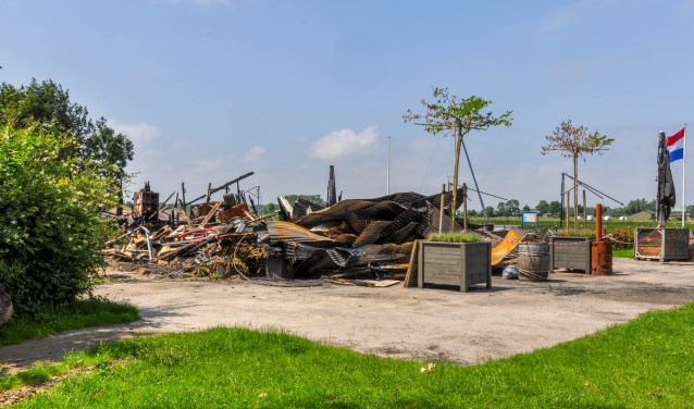 Wat er nog over is van restaurant Uit & Meer bij Fort Uitermeer wordt vandaag weggehaald.