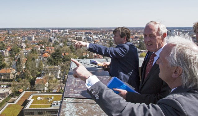 Commissaris van de Koning Remkes ziet de regio vanaf het Hilversumse raadhuis.