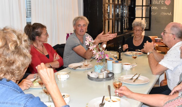 Peter Prak praat na met de Gooise Initiatiefgroep
