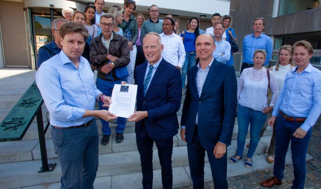 Bewoners voelen zich niet gehoord en bieden daarom een petitie aan.