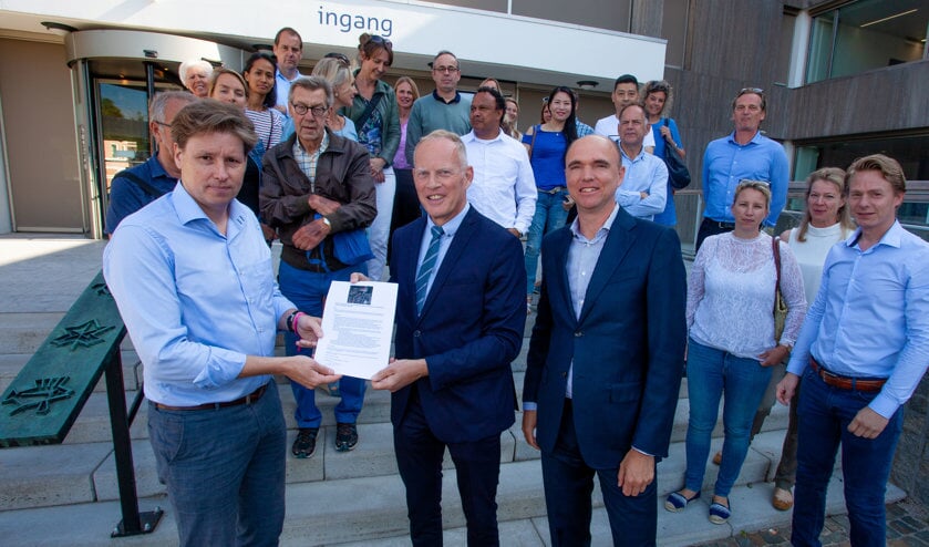 Bewoners voelen zich niet gehoord en bieden daarom een petitie aan.