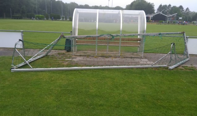 Een doeltje ligt er na vernieling troosteloos bij.