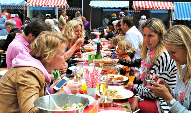 Bij de eerste editie van IJburg Aan Tafel kwamen duizend bezoekers. Dat kunnen er op 1 juli vijfhonderd meer worden.