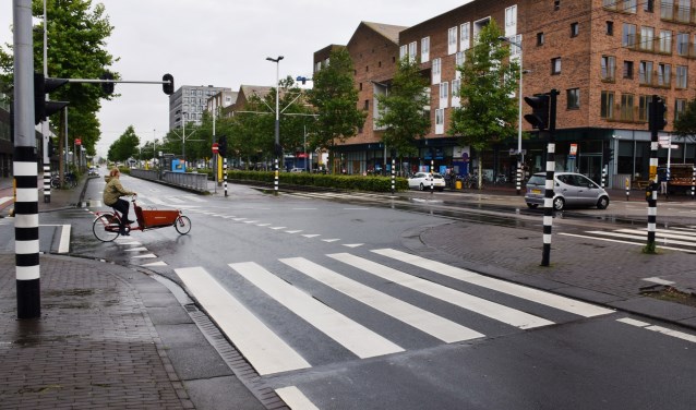 Delen van het asfalt op de IJburglaan zijn van gerecycled toiletpapier.