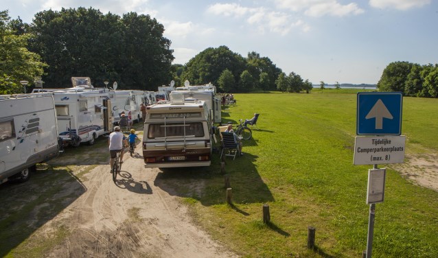 Het is soms dringen voor de gratis camperplekken op de Wolfskamer.