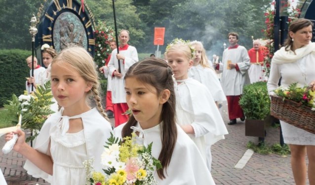 Bruidjes in de processie.