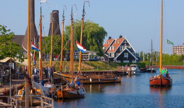 Skûtsje Eemlander brengt een laatst eer aan Ruud Schaap.