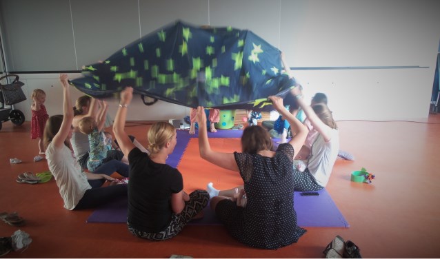 De kinderen gieren het uit als de sterrenhemel op en neer gaat.