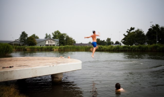 Verkoeling zoeken in de Vecht. Het gebeurt volop, maar eigenlijk mag het niet.