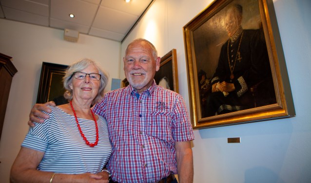 Wil en Carel Bast bij het portret van opa burgemeester Egberts.