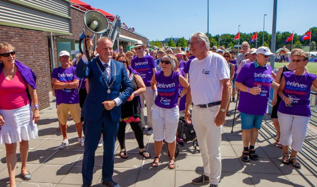 Burgemeester Sicko Heldoorn geeft het startsein voor de Samenloop voor Hoop.