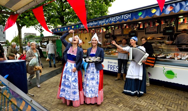 Haring proeven op de markt.