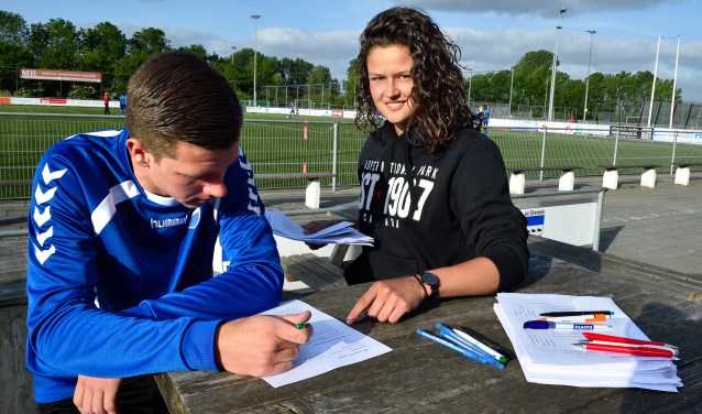 Mylène Luijters (rechts) loopt stage bij SV Diemen.