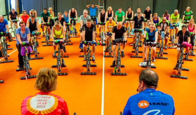 Een volle zaal met spinners om geld in te zamelen voor de behandeling van Duchenne.