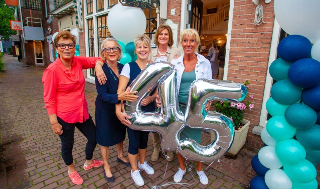 Het Boog Boutique-team. V.l.n.r.: Anita, Joke, Angelique, Yvonne en Susan.