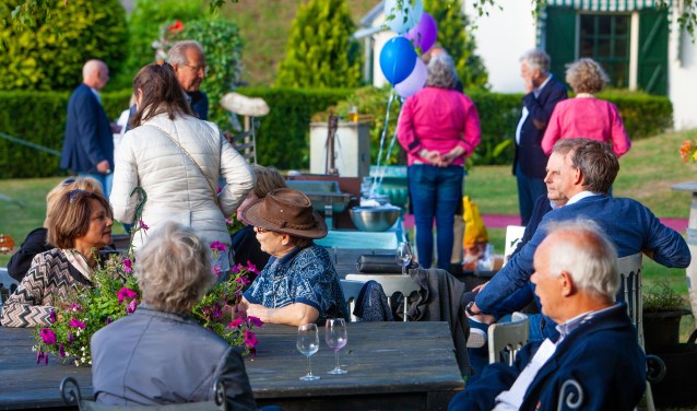 Het geld wordt gedoneerd aan de Sytske Foundation.