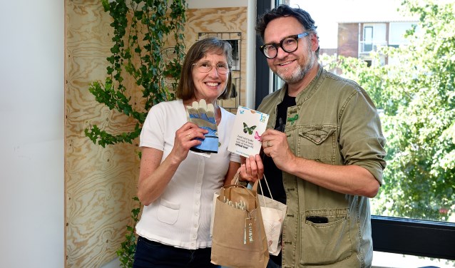 Schoolleider Martijn ten Broeke kreeg het Groene Lintje van Joke Schenk van GroenLinks Diemen.