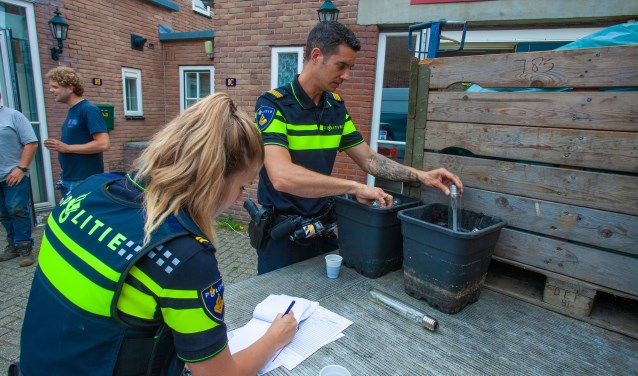 Agenten zijn bezig met de ontruiming.