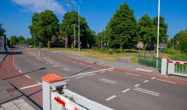 De hoek Vaartweg/Meerstraat bij de Keverdijk is in beeld als jongerenontmoetingsplek.