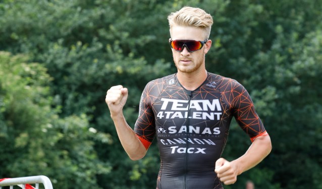 Milan Brons balt zijn vuist als hij als eerste over de finish komt.