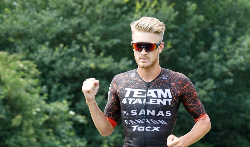 Milan Brons balt zijn vuist als hij als eerste over de finish komt.