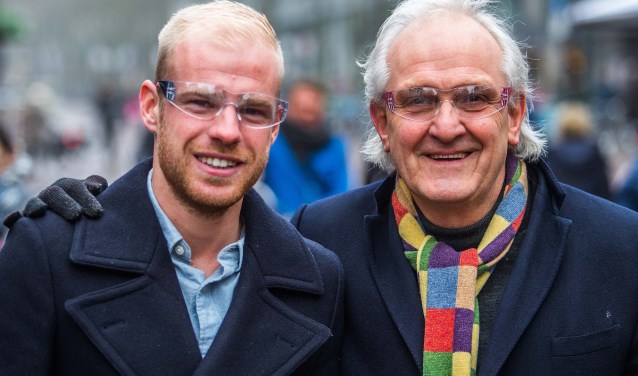 Burgemeester Broertjes samen met Davy Klaassen met een vuurwerkbril op.