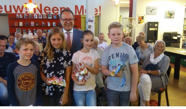 Burgemeester Van Benthem met de winnaars van de basisschool.