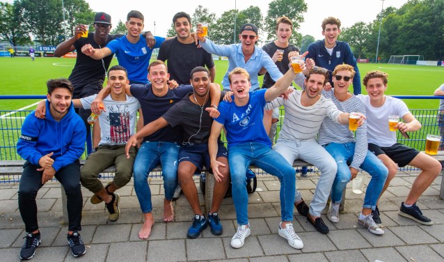 De spelers terug na afloop van het duel.